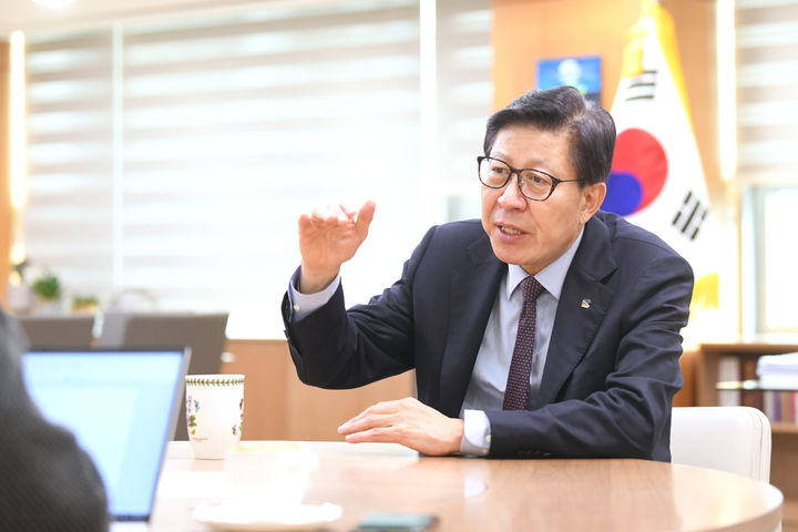 [부산=뉴시스] 박형준 부산시장이 6일 부산 연제구 부산시청 집무실에서 뉴시스와 인터뷰를 하고 있다. (사진=부산시 제공) 2025.01.07. photo@newsis.com *재판매 및 DB 금지