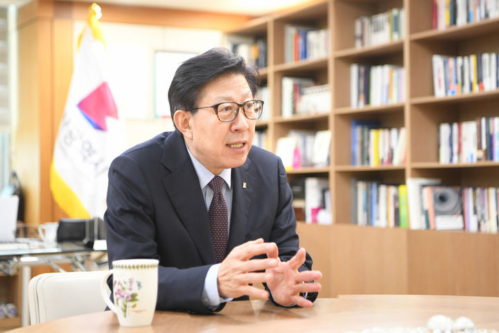 [부산=뉴시스] 박형준 부산시장이 6일 부산 연제구 부산시청 집무실에서 뉴시스와 인터뷰를 하고 있다. (사진=부산시 제공) 2025.01.07. photo@newsis.com *재판매 및 DB 금지