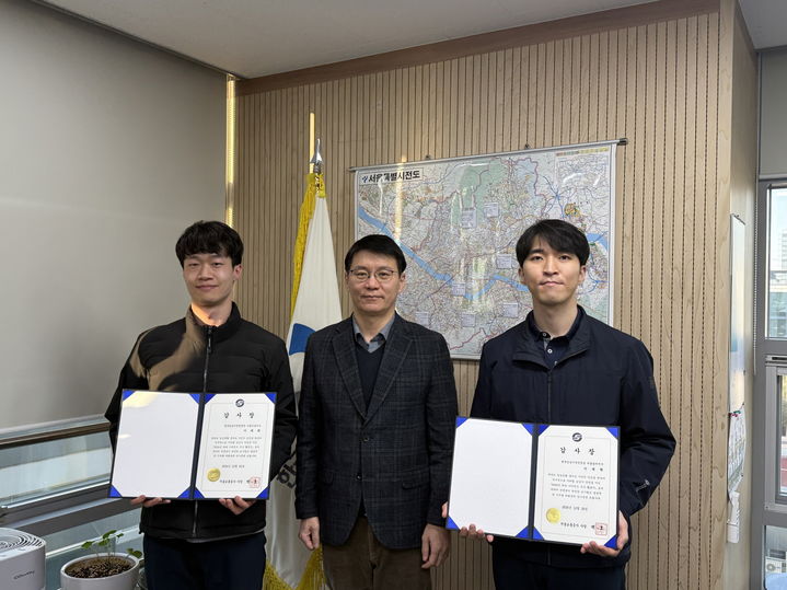 [서울=뉴시스] 활동 우수자로 1위(좌)와 2위(우)로 선정되어 감사장을 전달받은 한국승강기안전공단 직원과 공사 직원(가운데). 2025.01.07. (사진=서울교통공사 제공) *재판매 및 DB 금지