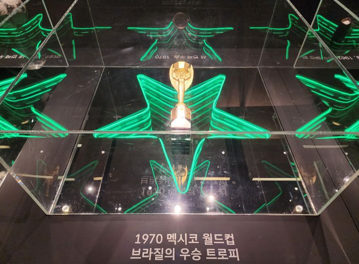 [성남=뉴시스] 주동일 기자 = 7일 경기 성남 분당구 현대백화점 판교점에서 열린 '위대한 축구선수 100인전'에 1970년 멕시코 월드컵에서 브라질이 우승하면서 받은 트로피가 전시돼있다. 2025.01.07. *재판매 및 DB 금지