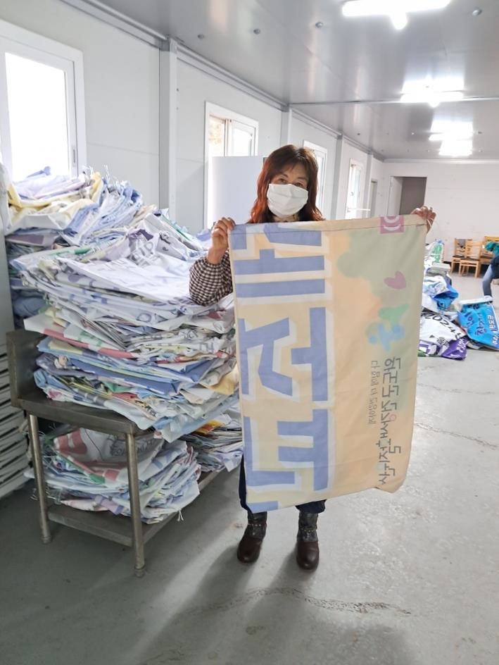 [광주=뉴시스] 완도군은 7일 폐현수막을 해양쓰레기 수거용 자루로 활용하는 지원사업을 추진했다고 밝혔다. (사진=완도군 제공) 2025.01.07. photo@newsis.com *재판매 및 DB 금지