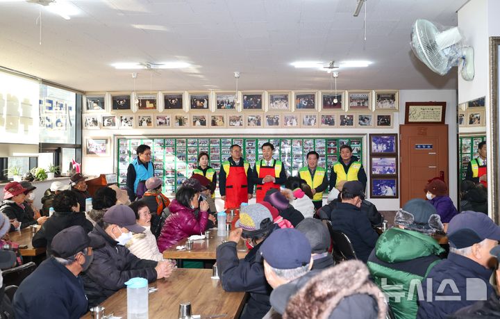 [포항=뉴시스] 송종욱 기자 = 포항시의회 김일만 의장과 이재진 부의장, 의원들은 7일 대도동 포항사랑나눔의집에서 새해 처음으로 음식을 나누고 식기 정리 등 봉사 활동을 했다. 사진은 봉사 활동에 앞서 김 의장이 어르신에게 새해 인사를 드리는 모습. (사진=포항시의회 제공) 2025.01.07. photo@newsis.com 