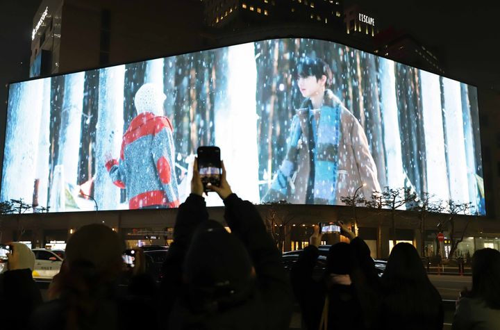 [서울=뉴시스] 그룹 '보이넥스트도어'(BOYNEXTDOOR) 디지털 싱글 '오늘만 아이 러브 유'(I LOVE YOU) 뮤직비디오가 공개 당일인 지난 6일 오후 6시부터 9시까지 정각마다 서울 신세계스퀘어에서 음악과 함께 상영됐다. (사진=신세계백화점 제공) 2025.01.07. photo@newsis.com *재판매 및 DB 금지