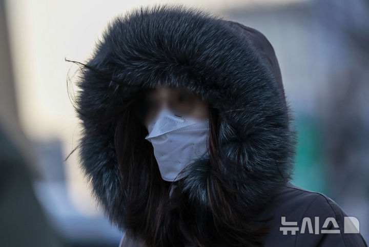 [서울=뉴시스] 정병혁 기자 = 전국 대부분의 지역이 영하권을 보인 7일 서울 종로구 광화문네거리에서 두꺼운 옷차림을 한 시민이 이동하고 있다. 2025.01.07. jhope@newsis.com