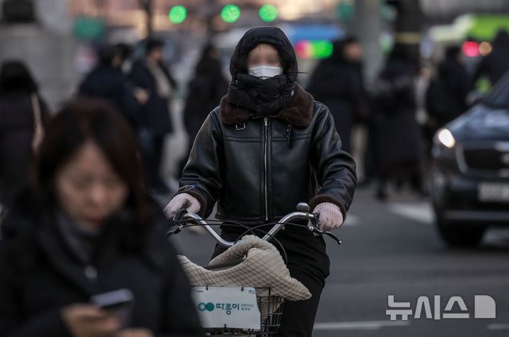 [서울=뉴시스] 정병혁 기자 = 전국 대부분의 지역이 영하권을 보인 7일 서울 종로구 광화문네거리에서 두꺼운 옷차림을 한 시민들이 이동하고 있다. 2025.01.07. jhope@newsis.com