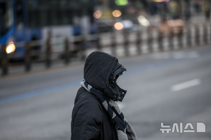 [서울=뉴시스] 정병혁 기자 = 전국 대부분의 지역이 영하권을 보인 7일 서울 종로구 광화문네거리에서 두꺼운 옷차림을 한 시민이 이동하고 있다. 2025.01.07. jhope@newsis.com