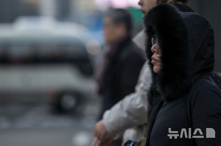 [서울=뉴시스] 정병혁 기자 = 전국 대부분의 지역이 영하권을 보인 7일 서울 종로구 광화문네거리에서 두꺼운 옷차림을 한 시민들이 신호를 기다리고 있다. 2025.01.07. jhope@newsis.com