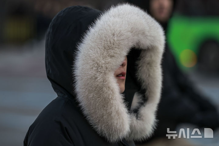 [서울=뉴시스] 정병혁 기자 = 전국 대부분의 지역이 영하권을 보인 7일 서울 종로구 광화문네거리에서 두꺼운 옷차림을 한 시민이 이동하고 있다. 2025.01.07. jhope@newsis.com