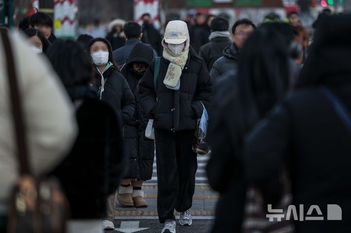 [서울=뉴시스] 정병혁 기자 = 전국 대부분의 지역이 영하권을 보인 7일 서울 종로구 광화문네거리에서 두꺼운 옷차림을 한 시민들이 이동하고 있다. 2025.01.07. jhope@newsis.com