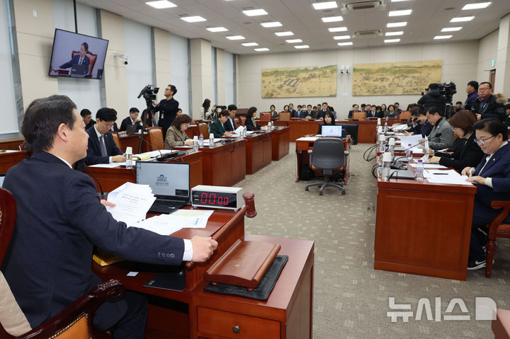 [서울=뉴시스] 권창회 기자 = 7일 오전 서울 여의도 국회에서 열린 교육위원회 전체회의에서 김영호 교육위원장이 의사봉을 두드리고 있다. 2025.01.07. kch0523@newsis.com