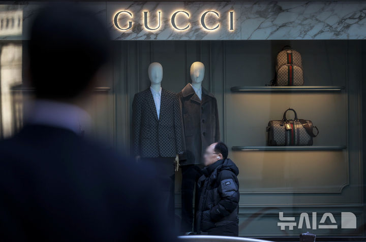 [서울=뉴시스] 정병혁 기자 = 7일 서울시내 구찌 매장 앞에서 시민들이 이동하고 있다. 2025.01.07. jhope@newsis.com