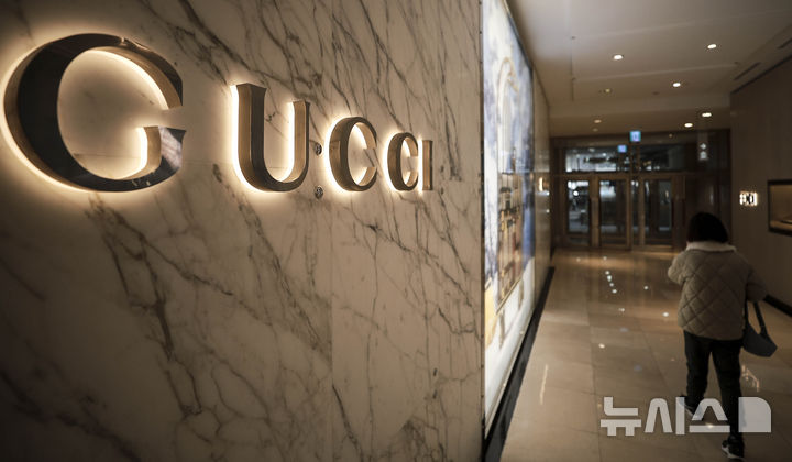 [서울=뉴시스] 정병혁 기자 = 서울시내 구찌 매장 앞에서 시민들이 이동하고 있다. 2025.01.07. jhope@newsis.com