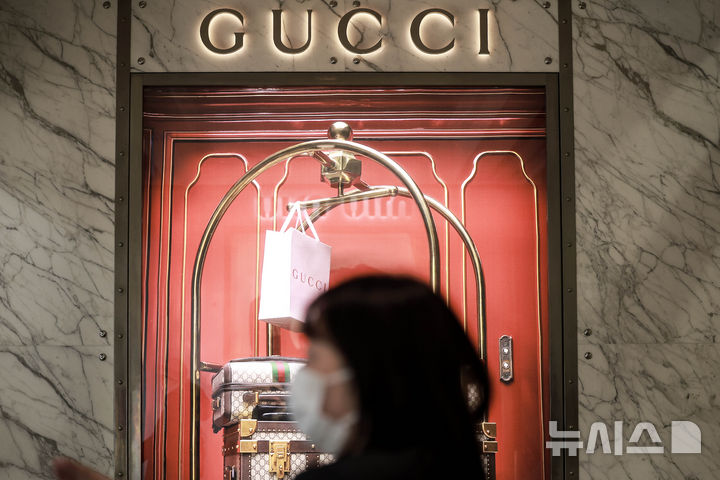 [서울=뉴시스] 정병혁 기자 = 서울시내 구찌 매장 앞에서 시민들이 이동하고 있다. 2025.01.07. jhope@newsis.com