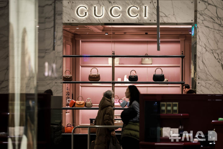 [서울=뉴시스] 정병혁 기자 = 7일 서울시내 구찌 매장 앞에서 시민들이 이동하고 있다. 2025.01.07. jhope@newsis.com