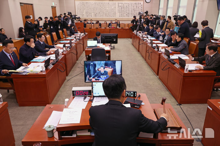 [서울=뉴시스] 조성우 기자 = 7일 오후 서울 여의도 국회에서 열린 법제사법위원회 전체회의에서 정청래 위원장이 개의 선언을 선언하며 의사봉을 두드리고 있다. 2025.01.07. xconfind@newsis.com