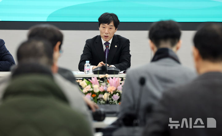 [부산=뉴시스] 하경민 기자 = 최윤홍 부산교육감 권한대행이 7일 부산 부산진구 부산교육청 별관 국제회의실에서 2025년 신년 기자간담회를 열고 올해 부산교육 주요 정책에 대해 설명하고 있다. 2025.01.07. yulnetphoto@newsis.com