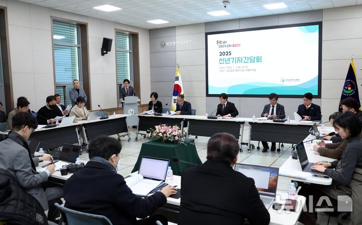 [부산=뉴시스] 하경민 기자 = 최윤홍 부산교육감 권한대행이 7일 부산진구 부산교육청 별관 국제회의실에서 2025년 신년 기자간담회를 열고 올해 부산교육 주요 정책에 대해 설명하고 있다. 2025.01.07. yulnetphoto@newsis.com