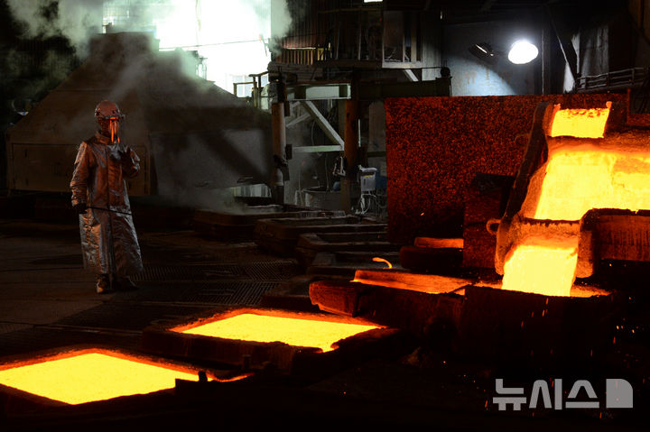 [울산=뉴시스] 배병수 기자 = 산업수도 울산에 위치한 국내 유일 동제련소 이면서 구리 생산량 세계 2위 규모인 LS MnM 에서 7일 1250도의 구리 용광로에서 주조작업을 하고 있다. LS MnM 의 365일 꺼지지 않는 용광로의 불꽃처럼 2025년 새해에는 대한민국 경기가 되살아나길 기원한다. 2025.01.07.bbs@newsis.com.