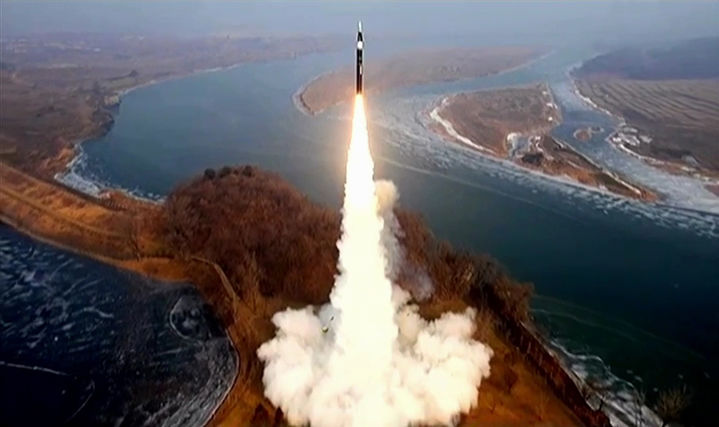 [서울=뉴시스] 김정은 북한 국무위원장이 지난 6일 북한 미사일총국의 신형 극초음속 중장거리 탄도미사일 시험발사를 화상감시체계로 참관했다고 7일 북한 조선중앙TV가 보도했다. (사진=조선중앙TV 캡쳐) 2025.01.07. photo@newsis.com *재판매 및 DB 금지