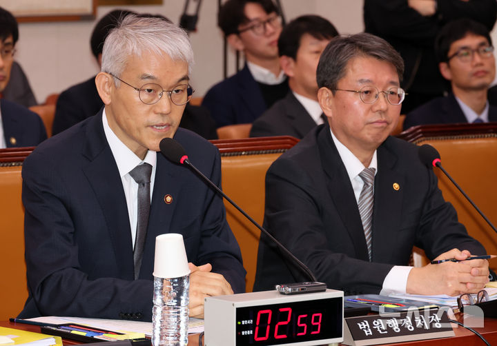 [서울=뉴시스] 조성우 기자 = 천대엽(왼쪽) 법원행정처장이 7일 오후 서울 여의도 국회에서 열린 법제사법위원회의 현안질의에서 의원 질의에 답변하고 있다. 오른쪽은 김정원 헌법재판소 사무처장. 2025.01.07. xconfind@newsis.com