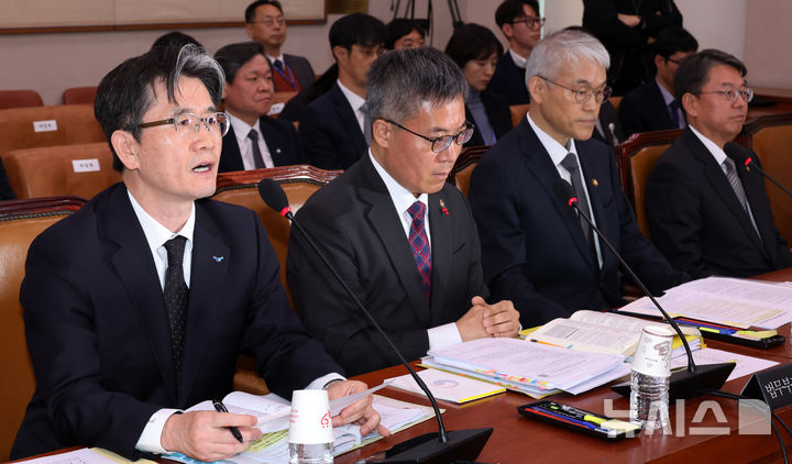 [서울=뉴시스] 조성우 기자 = 오동운(왼쪽) 고위공직자범죄수사처(공수처) 처장이 7일 오후 서울 여의도 국회에서 열린 법제사법위원회의 현안질의에서 의원 질의에 답변하고 있다. 왼쪽부터 오동운 공수처장, 김석우 법무부 차관, 천대엽 법원행정처장, 김정원 헌법재판소 사무처장. 2025.01.07. xconfind@newsis.com