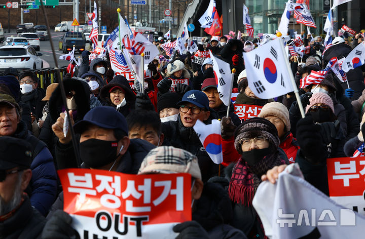 [서울=뉴시스] 황준선 기자 = 7일 서울 용산구 윤석열 대통령 관저 앞에서 열린 윤석열 대통령 탄핵 반대 집회에서 참가자들이 구호를 외치고 있다. 2025.01.07. hwang@newsis.com