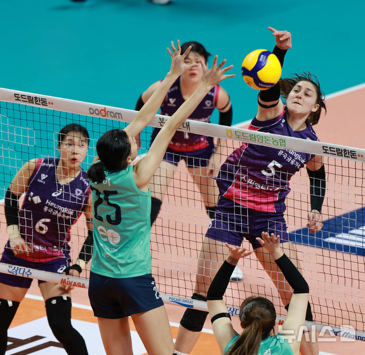 [서울=뉴시스] 고범준 기자 = 7일 서울 중구 장충체육관에서 열린 2024-2025 V리그 여자부 흥국생명 핑크스파이더스와 GS칼텍스 서울KIXX의 경기, 흥국생명 피치가 공격하고 있다. 2025.01.07. bjko@newsis.com