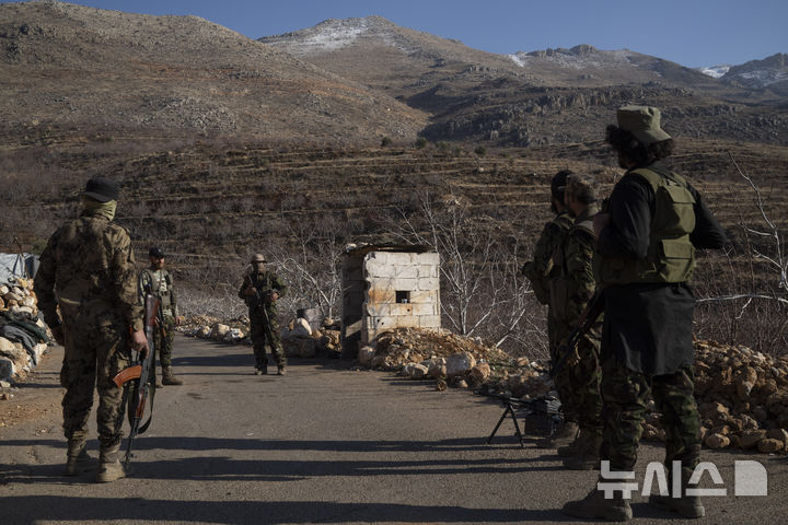 [세르가야=AP/뉴시스] 7일(현지시각) 시리아 세르가야의 레바논 국경 근처 검문소에서 시리아 과도정부 보안군이 경계 근무를 서고 있다. 시리아 과도정부는 아사드 전 대통령 고향인 카르다하시에 검문소를 설치하다 2월 26일 시민 저항에 부닥쳐 무력 충돌이 일어났다. 2025.02.27.