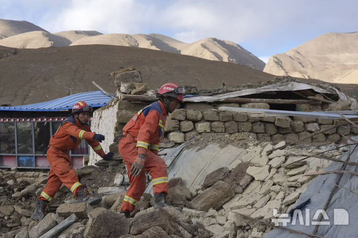[시가체=AP/뉴시스] 중국 신화통신이 제공한 사진에 1월 7일 중국 시짱티베트 자치구 시가체 딩르현 장쑤오 마을에서 구조대가 지진 피해 생존자를 수색하고 있다. 이날 발생한 규모 7.1의 지진으로 사망자 숫자는 126명으로 늘어났고 가옥 약 3600채가 붕괴했다. 2025.05.12.