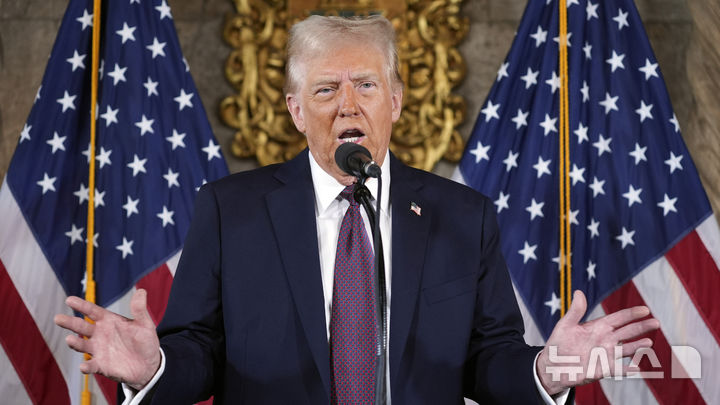 [팜비치=AP/뉴시스] 도널드 트럼프 미국 대통령 당선인이 지난 7일(현지 시간) 플로리다주 팜비치 마러라고에서 기자회견하고 있다. 15일 가자지구 휴전 협상이 타결되기까지 미국 현직 및 차기 행정부의 협력이 결정적이었던 것으로 평가된다. 2025.01.16.