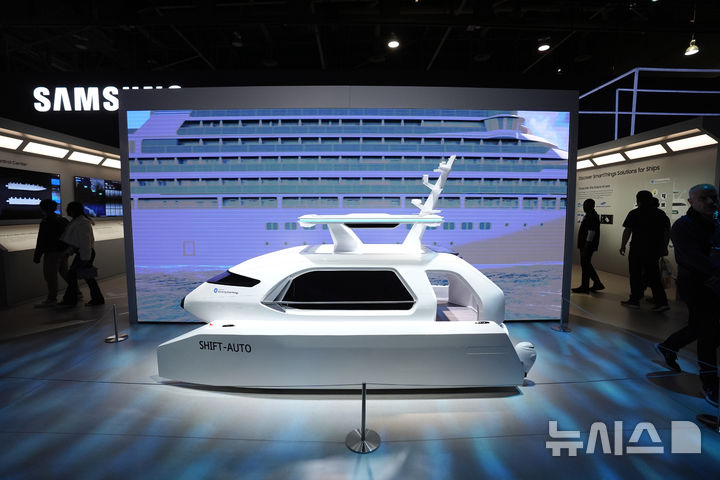 [라스베이거스=AP/뉴시스] 7일(현지시각) 미 네바다주 라스베이거스에서 세계 최대 전자·IT 박람회 'CES 2025'가 개막한 가운데 삼성전자 전시관에 삼성 스마트씽스를 탑재한 시프트 오토 보트가 전시되고 있다. 2025.01.08.