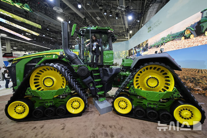 [라스베이거스=AP/뉴시스] 7일(현지시각) 미 네바다주 라스베이거스에서 세계 최대 전자·IT 박람회 'CES 2025'가 개막한 가운데 한 방문객이 존디어 전시관에서 '존디어 9RX 트랙터'를 체험한 후 내려오고 있다. '농업계의 테슬라'로도 불리는 미국 최대 농기계 기업 존디어는 이번 전시에 자율 트랙터, 자율 덤프트럭, 자율 잔디깎이 기술을 선보였다. 2025.01.08.