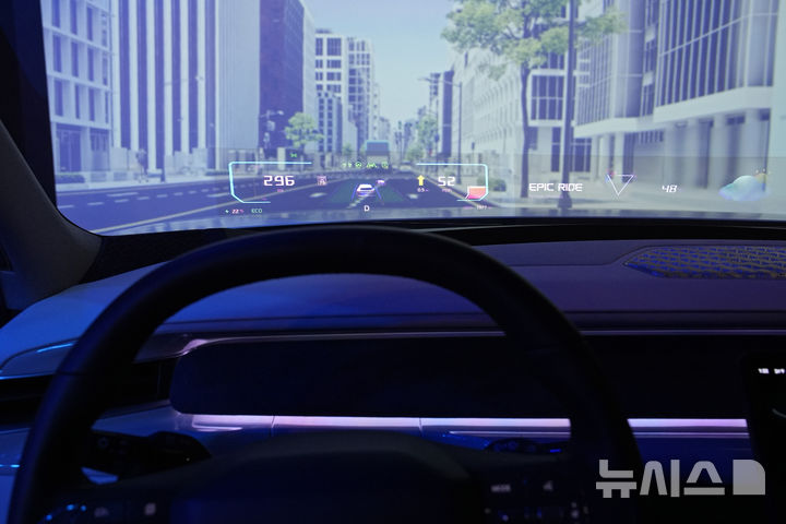 [라스베이거스=AP/뉴시스] 7일(현지시각) 미 네바다주 라스베이거스에서 세계 최대 전자·IT 박람회 'CES 2025'가 개막한 가운데 현대모비스 전시관에서 홀로그래픽 윈드실드 디스플레이가 전시되고 있다. 홀로그래픽 윈드실드 디스플레이는 차량의 운전석부터 조수석까지 이어지는 차량 전면 유리창에 각종 주행 정보와 내비게이션 등의 정보가 파노라마처럼 펼쳐지는 기술이다. 2025.01.08.