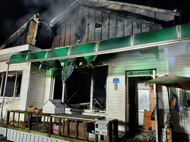 [아산=뉴시스] 불에 그을린 단독주택 화재 현장 모습.(사진=아산소방서 제공).2025.01.08. photo@newsis.com *재판매 및 DB 금지