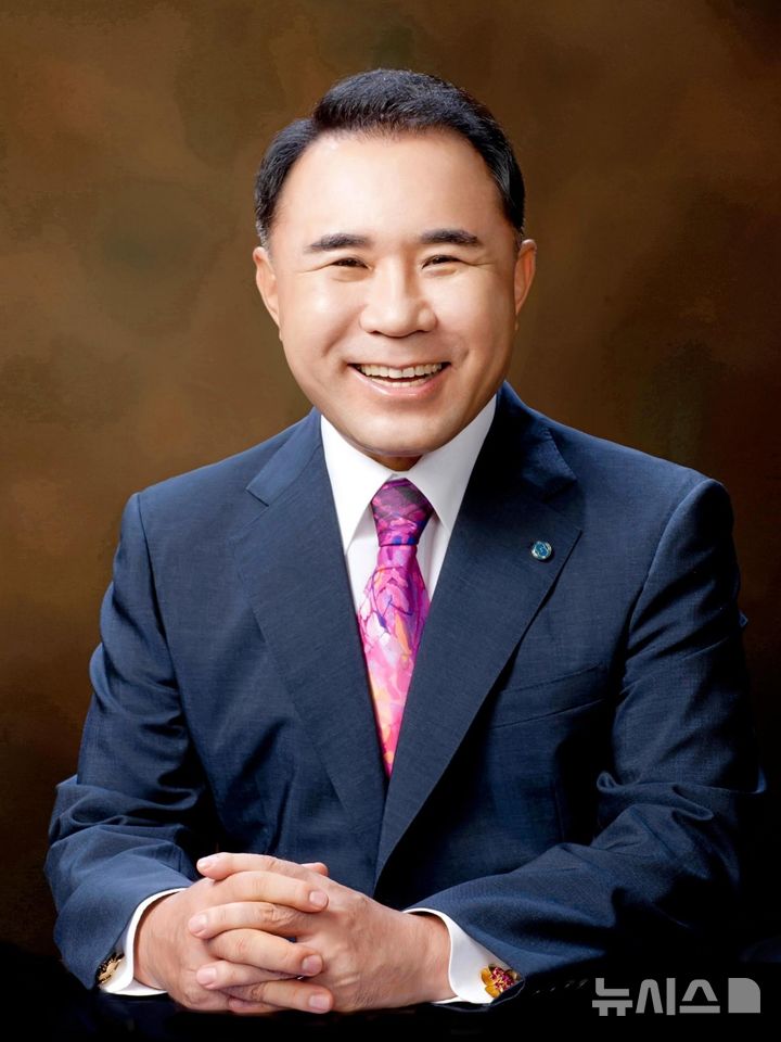 [서울=뉴시스] 윤홍근 제너시스BBQ 그룹 회장이 조선대학교 수도권 총동문회 회장으로 취임했다. (사진= 제너시스BBQ 그룹 제공)