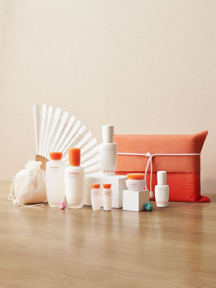 [서울=뉴시스] 아모레퍼시픽이 전개하는 글로벌 럭셔리 스킨케어 브랜드 설화수가 2025년 설을 맞아 다양한 선물 세트를 제안한다고 8일 밝혔다. (사진=아모레퍼시픽 제공) *재판매 및 DB 금지