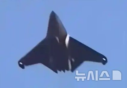 [서울=뉴시스]지난해 12월 26일 중국 랴오닝성 선양의 상공에 모습을 드러낸 중국 6세대 전투기로 추정되는 항공기. 2025.03.04.