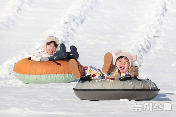 [의왕=뉴시스] 튜브 썰매타기에 푹 빠진 동심. (사진=의왕시 제공).2025.01.08. photo@newsis.com