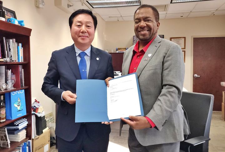 [대전=뉴시스] 충남대학교가 미국 네바다대 라스베거스(UNVL)와 인력 양성 및 공동연구, 글로벌 산학협력 등 상호 학술 교류를 위한 양해각서를 체결했다고 8일 밝혔다. (사진=충남대학교 제공) 2025.01.08. photo@newsis.com *재판매 및 DB 금지