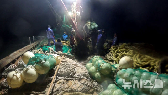 [제주=뉴시스] 제주 해경이 3일 오후 서귀포시 마라도 남서쪽 약 126㎞(허가수역 내측 약 7㎞)에서 도주 중인 불법 범장망 중국어선에 승선해 검문검색에 나서고 있다. (사진=제주지방해양경찰청 제공) 2025.01.08. photo@newsis.com