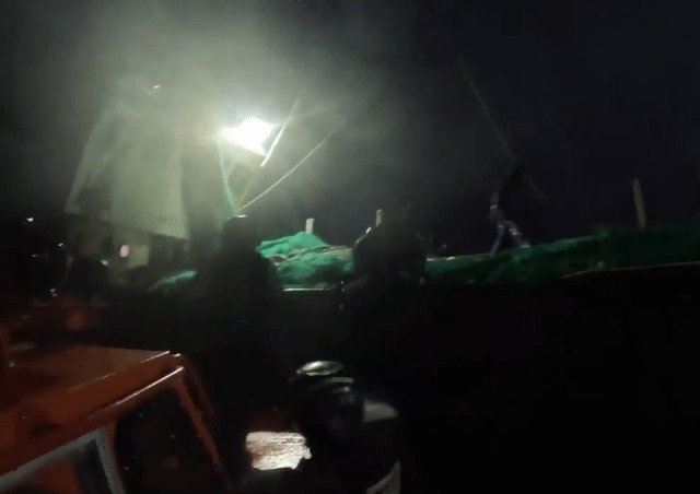 [제주=뉴시스] 제주지방해양경찰청이 3일 오후 서귀포시 마라도 남서쪽 약 126km(허가수역 내측 약 7km)에서 도주 중인 불법 범장망 중국어선 C호에 승선해 검문검색에 나서고 있다. (사진=제주지방해양경찰청 제공) 2025.01.08. photo@newsis.com *재판매 및 DB 금지