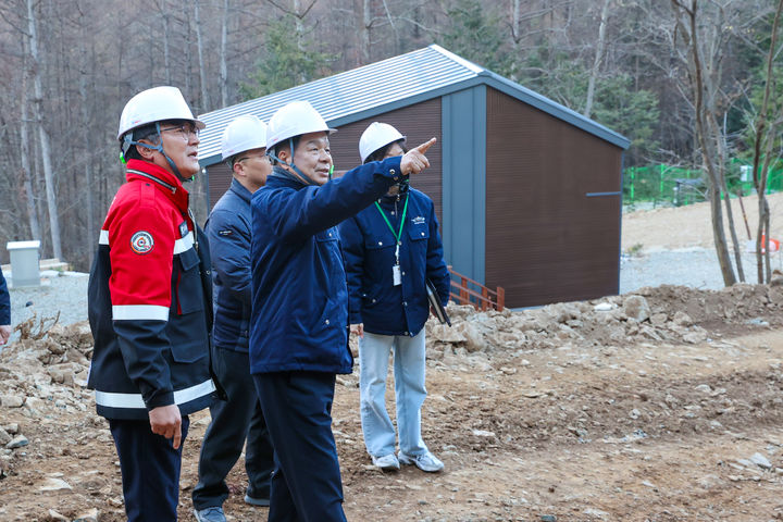 [고성(경남)=뉴시스] 신정철 기자= 이상근 경남 고성군수는 지난 7일 갈모봉 자연휴양림을 방문해 현재 진행 중인 갈모봉 자연휴양림 보완사업 공사현장과 운영 중인 시설 전반을 현장점검했다.(사진=고성군 제공).2025.01.08. photo@newsis.com *재판매 및 DB 금지