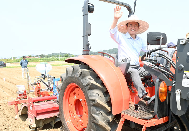 [안동=뉴시스] 2023년 이철우 경북지사가 문경 영순 지구에서 콩파종을 직접 시연하고 있다. (사진=경북도 제공) 2025.01.08. photo@newsis. *재판매 및 DB 금지