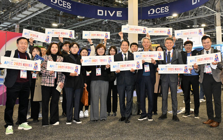 [안동=뉴시스] 경북대표단이 7일 CES 2025 현장에서 경주 2025 APEC 정상회의 홍보를 하고 있다. (사진=경북도 제공) 2025.01.08. photo@newsis. *재판매 및 DB 금지