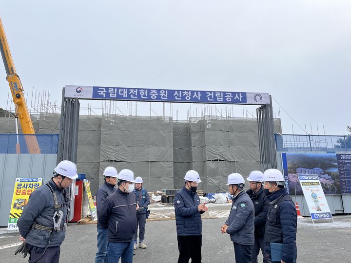 [대전=뉴시스] 대전지방고용노동청이 지난 1월 8일 한국산업안전보건공단 대전세종광역본부와 새해 첫 산업안전 현장점검을 실시하고 있다. (사진=대전지방고용노동청 제공) 2025.01.08. photo@newsis.com *재판매 및 DB 금지