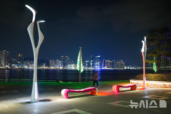 [부산=뉴시스] 이집트 출신 산업 디자이너 카림 라시드가 참여한 우수 공공시설물이 수영구 광안리해수욕장 일원에 설치됐다. (사진=부산디자인진흥원 제공) 2025.01.07. photo@newsis.com