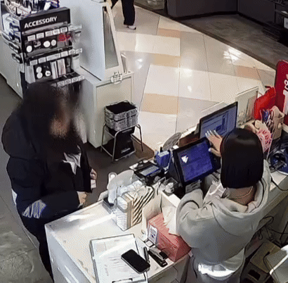 [서울=뉴시스] 경남 창원의 한 대형마트에서 손님 B씨가 쇼핑백을 가로채려 거듭 시도하다가 찢어진 쇼핑백을 직원 A씨에게 냅다 던지는 모습. (사진=인스타그램) *재판매 및 DB 금지