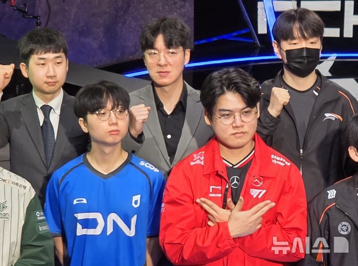 [서울=뉴시스] 오동현 기자 = 'LCK컵' 우승을 다짐하는 T1 김정균 감독(사진 윗줄 가운데)과 LCK 선수들. odong85@newsis.com *재판매 및 DB 금지