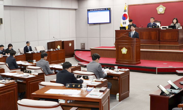 [고창=뉴시스] 지난 7일 열린 고창군의회의 제313회 임시회 제1차 본회의, 심덕섭 군수가 나와 2025년도 군정 주요업무에 대해 설명하고 있다. *재판매 및 DB 금지