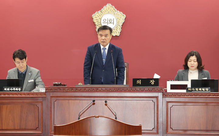 [고창=뉴시스] 8일 열린 고창군의회의 제313회 임시회 제2차 본회의, 조민규 의장이 폐회를 선정하고 있다. *재판매 및 DB 금지